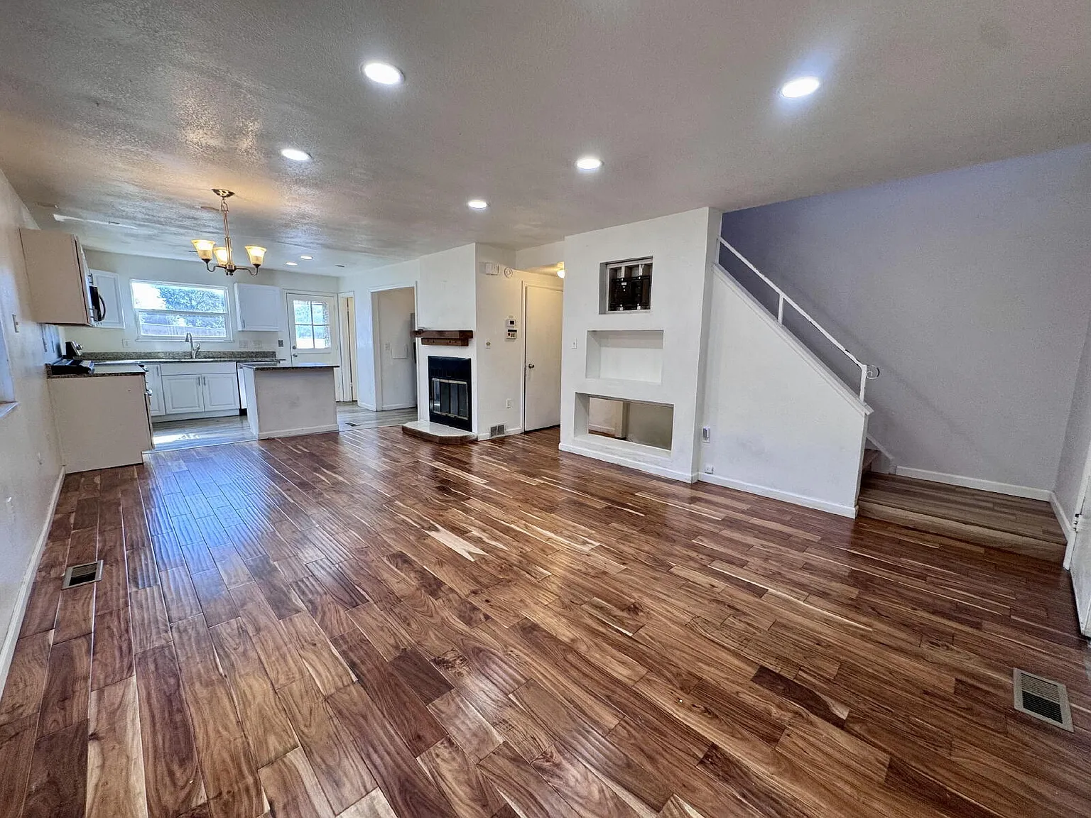 Spacious 4-Bed 2.5-Bath Townhouse! — Photo 3