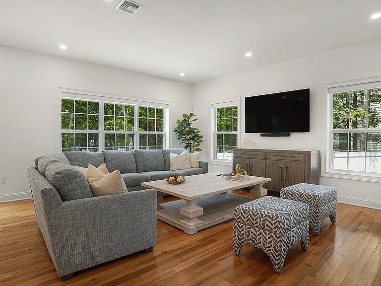 9 Greenway Ct — Photo 6