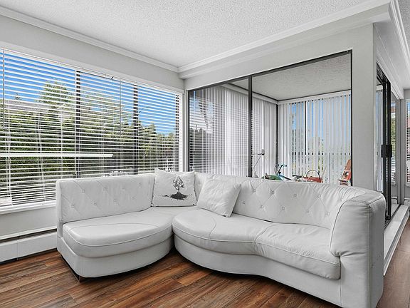 3rd image of 1437 Foster St #104