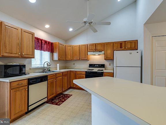 5th image of 14 Oakgrove Ln