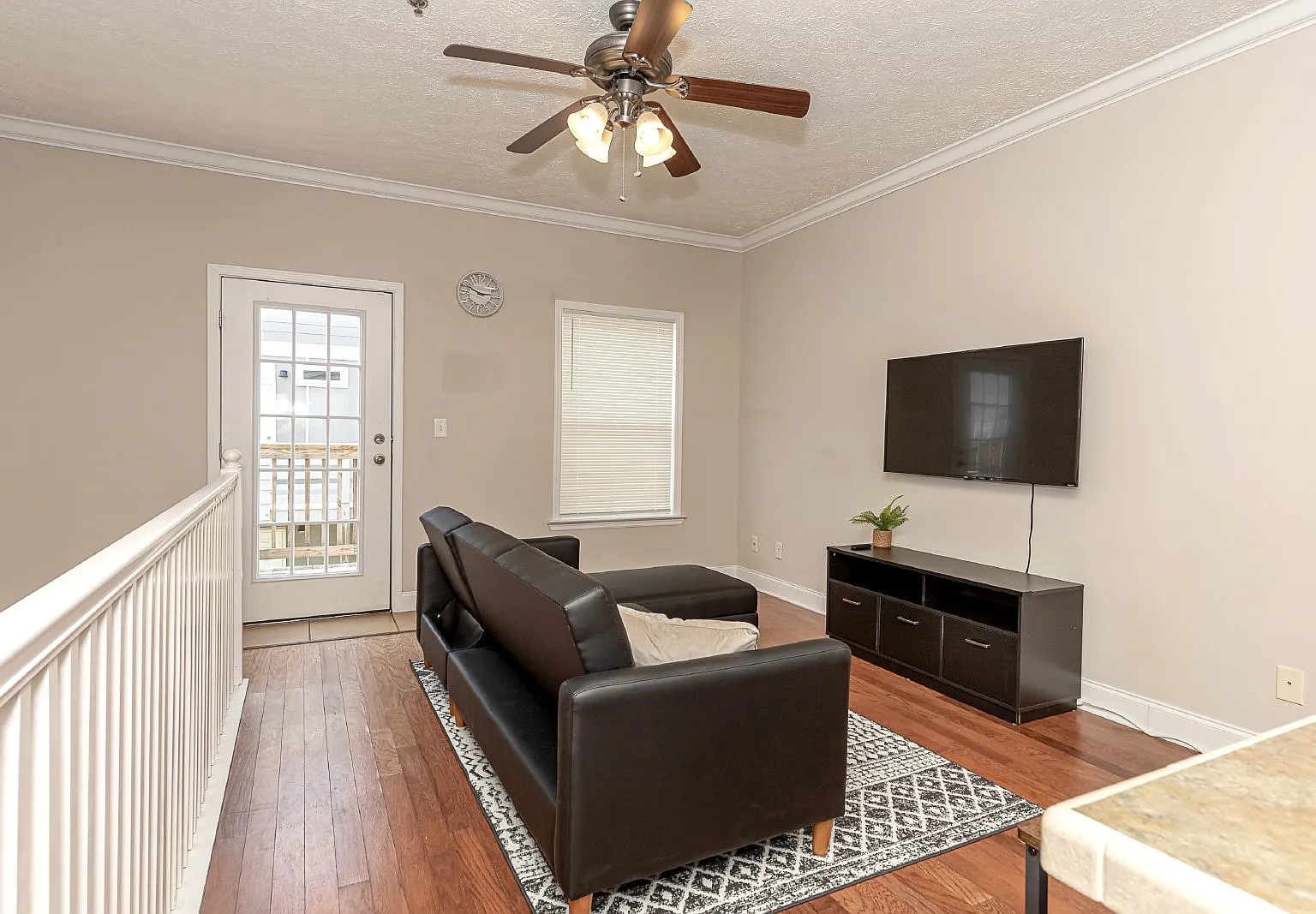 611 Peach St — Photo 3