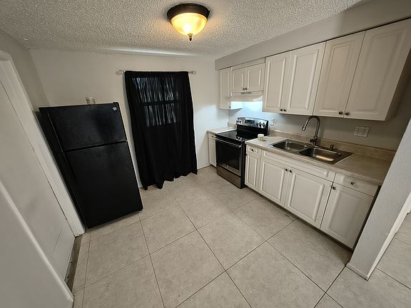 3rd image of 561 Laura Ln
