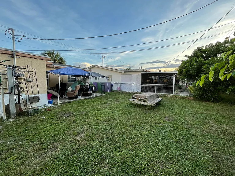 105 SE 15th St #A — Photo 3