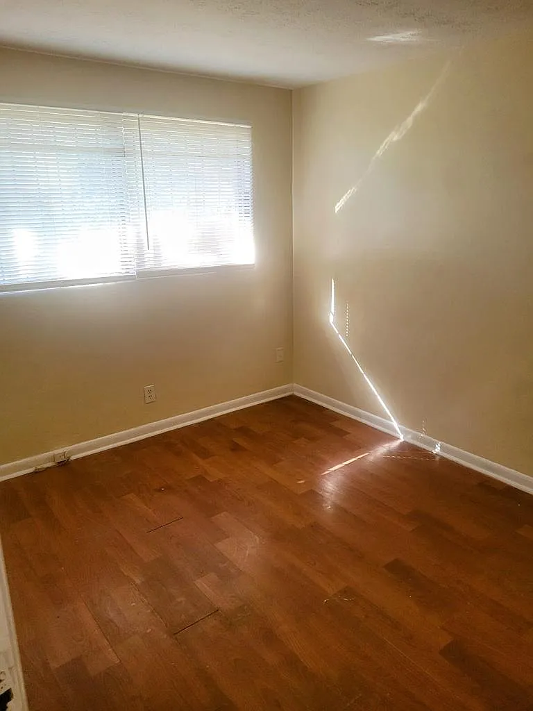 5224 Moncrief Rd W — Photo 2
