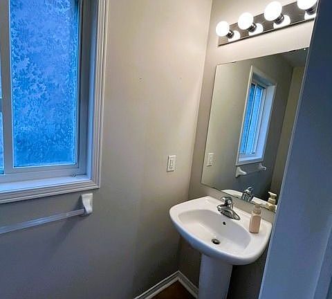 4th image of 872 Oaktree Cres