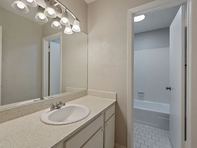 Barclay Apartments - ASK ABOUT OUR SPRING MOVE-IN SPECIAL TODAY! — Photo 32