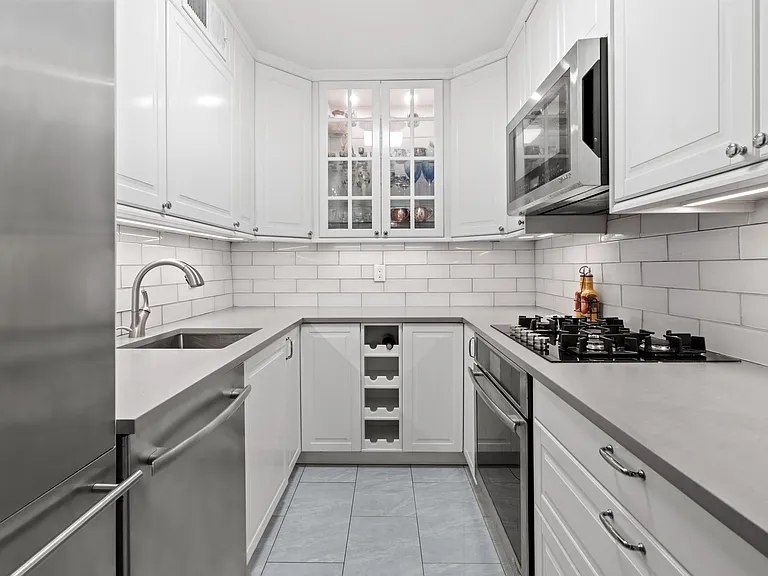 300 E 33rd St #15C — Photo 6