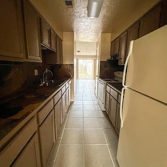 6736 W Fuqua Dr — Photo 5
