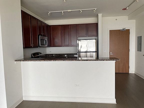 2nd image of 1901 S Calumet Ave #2202