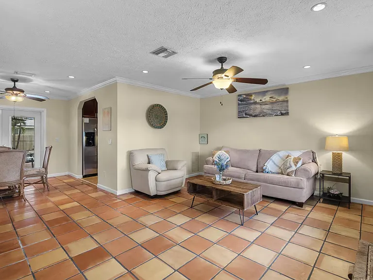 991 SE Walters Ter — Photo 10