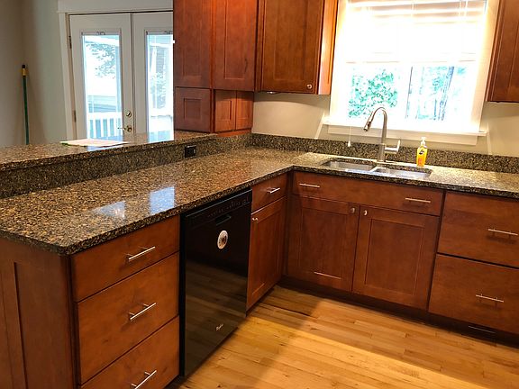 Kitchen with Quartz & maple 