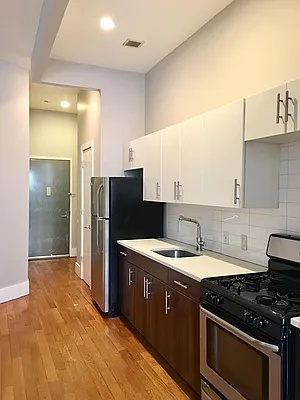 Rented by Manhattan Management LLC | media 19