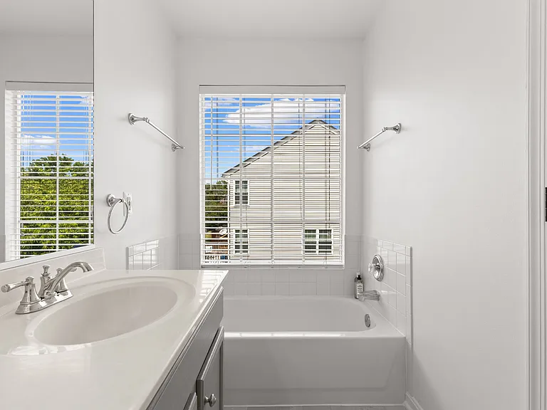 219 Frazer Dr — Photo 4