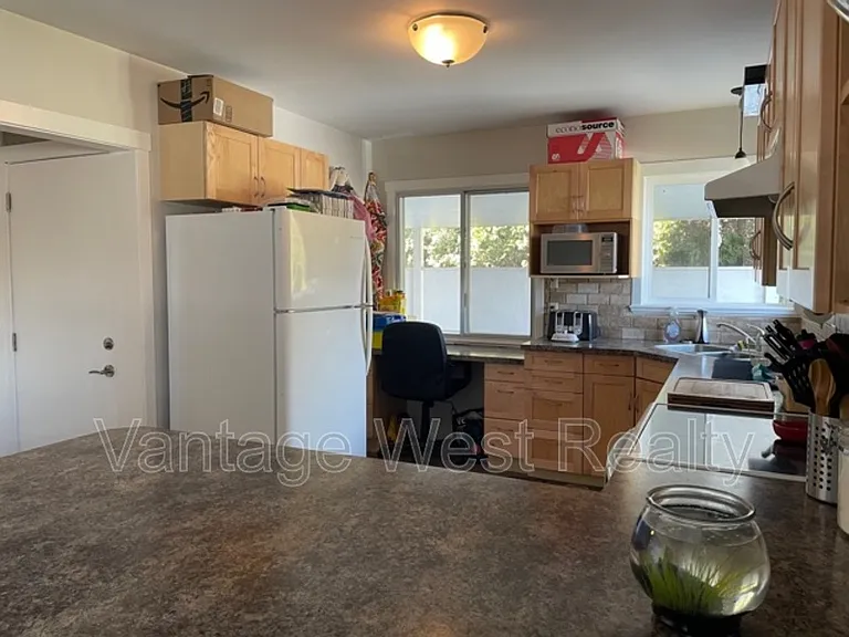 1291A Kelglen Cres — Photo 4