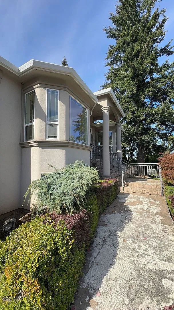 Lovely Suburban Happy Valley Home! — Photo 2