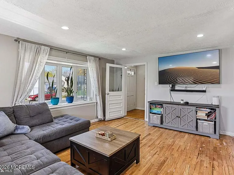 36 Browning Ave — Photo 4
