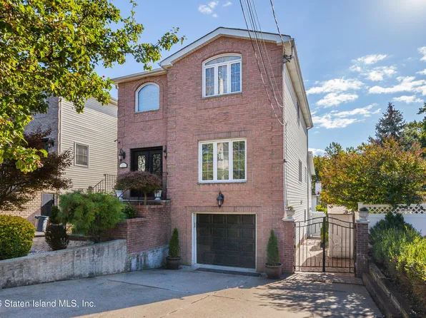 572 Drumgoole Rd E, Staten Island, NY 10312