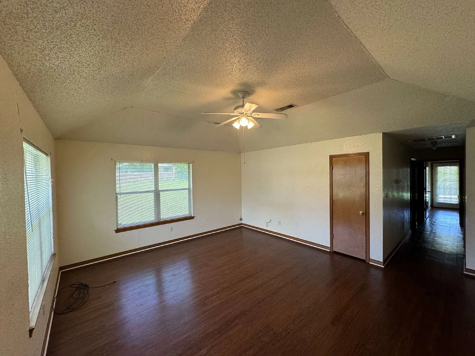 3 bed, 2.0 bath, 1328 sqft, $1,375 — Photo 3