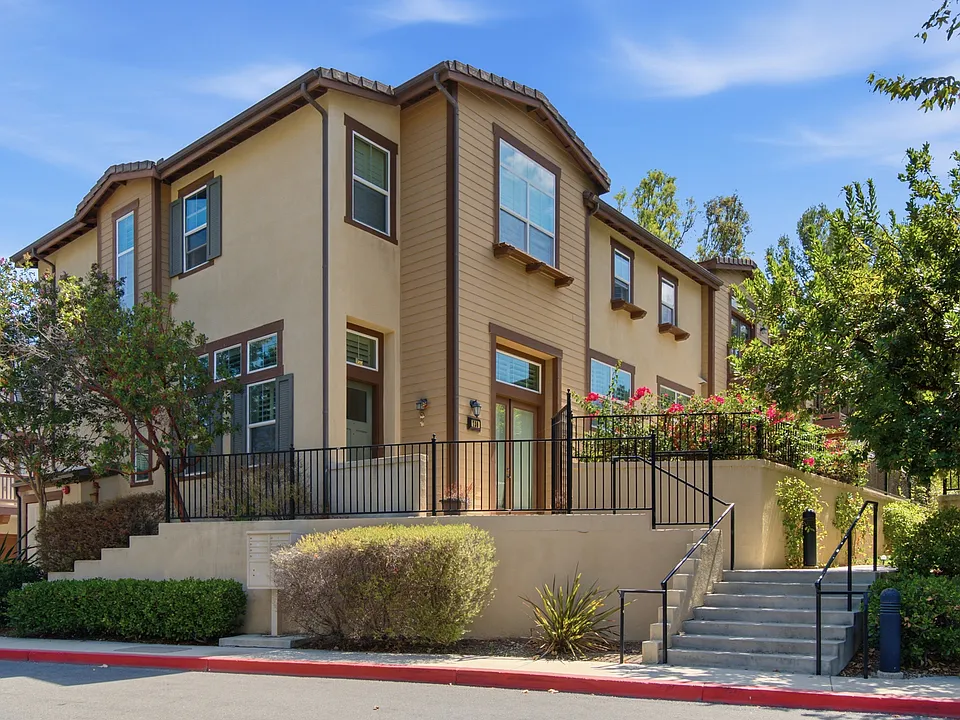 732 Tennis Club Ln