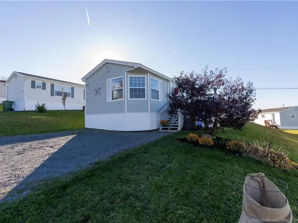 27 Senator Dr, Fredericton, NB E3C 1L8