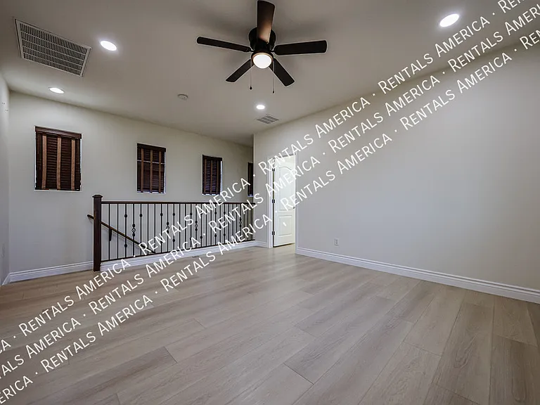1081 N Mason Dr — Photo 5