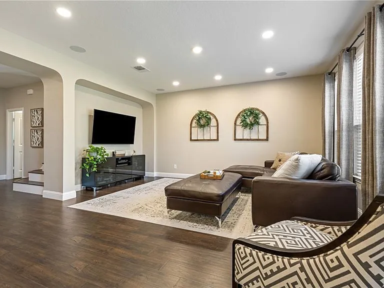 1524 Uhland Dr — Photo 5