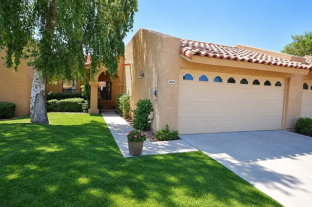 3 bed, 1192 sqft, $2,400 — Photo 1