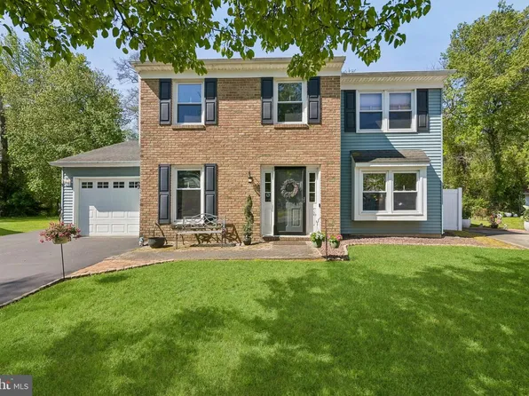 9 Huntington Ct, Marlton, NJ 08053