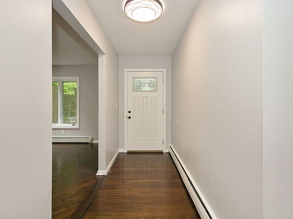 5th image of 4 Thornwood Dr