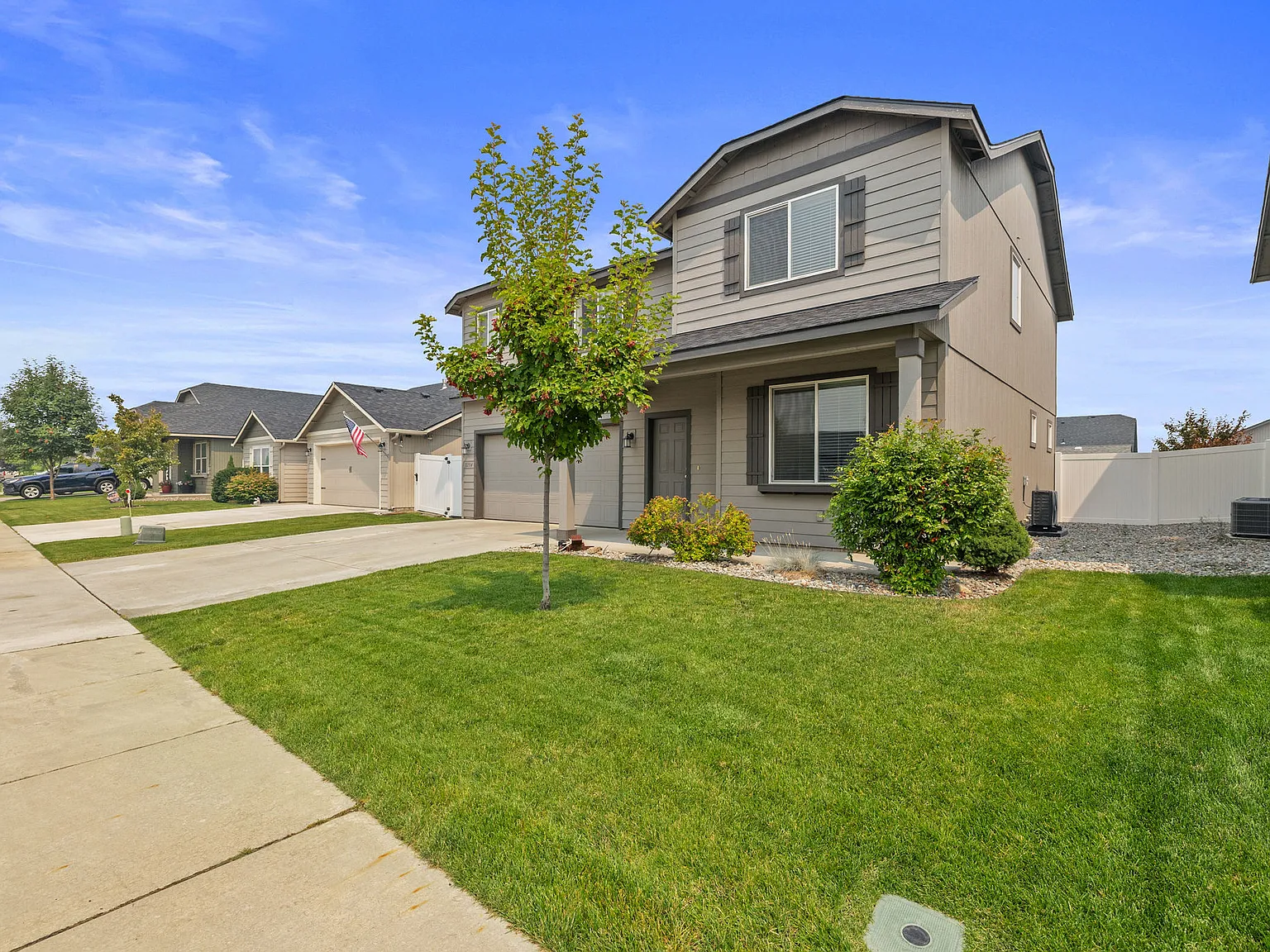 4 bed, 2.5 bath, 2199 sqft, $2,800 — Photo 3
