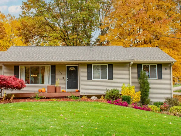 222 Deer Run Dr, Plainwell, MI 49080