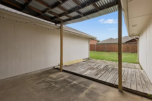 300 Thomas Dr Photo 1