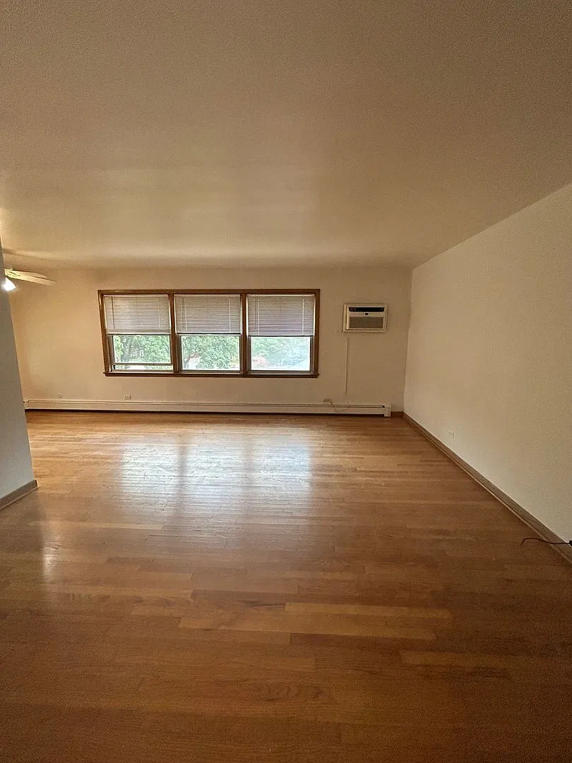 Old Irving Park Free Heat/Cooking Gas! - Available November 1st! — Photo 2