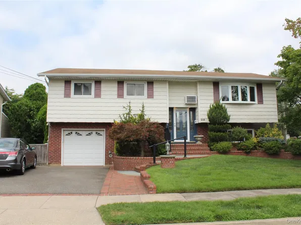 215 N Syracuse Avenue, Massapequa, NY 11758