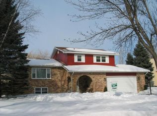 260 Circle Hills Dr, Grand Forks, ND 58201
