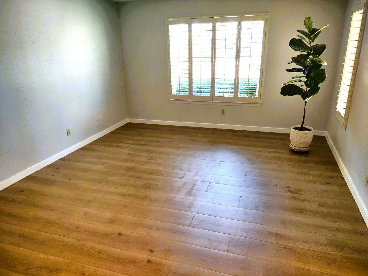 Spacious Golf Course Adjacent Single Level Horizon Home With Refrigerated Air Located In Quiet Ne... — Photo 2