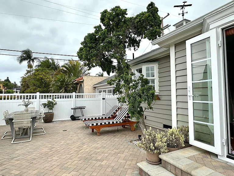 2976 Locust St — Photo 12