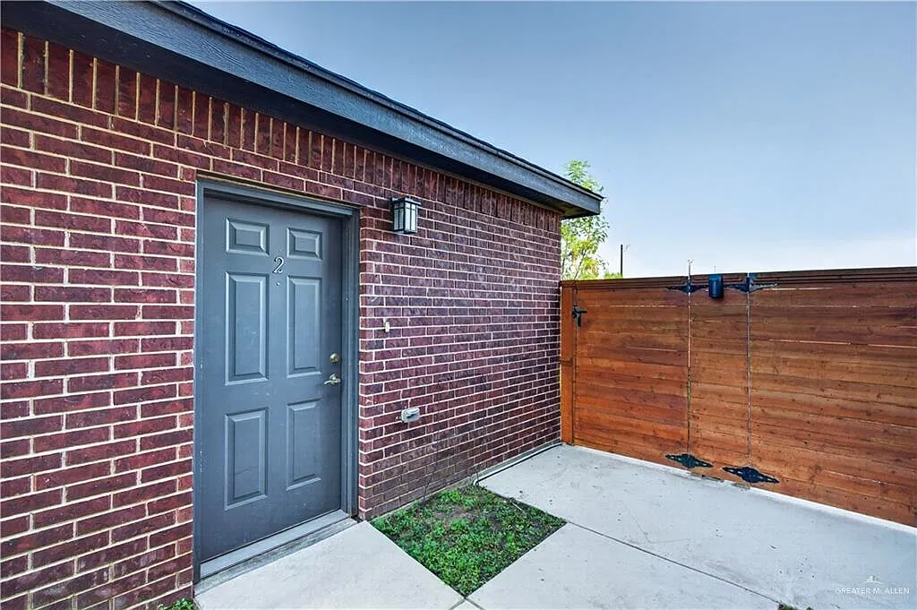 3 bed, 2.0 bath, 1100 sqft, $1,400 — Photo 3