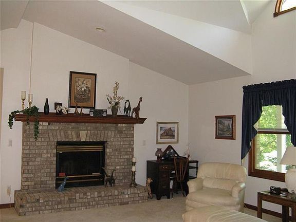 5th image of 21600 Greenwood Dr
