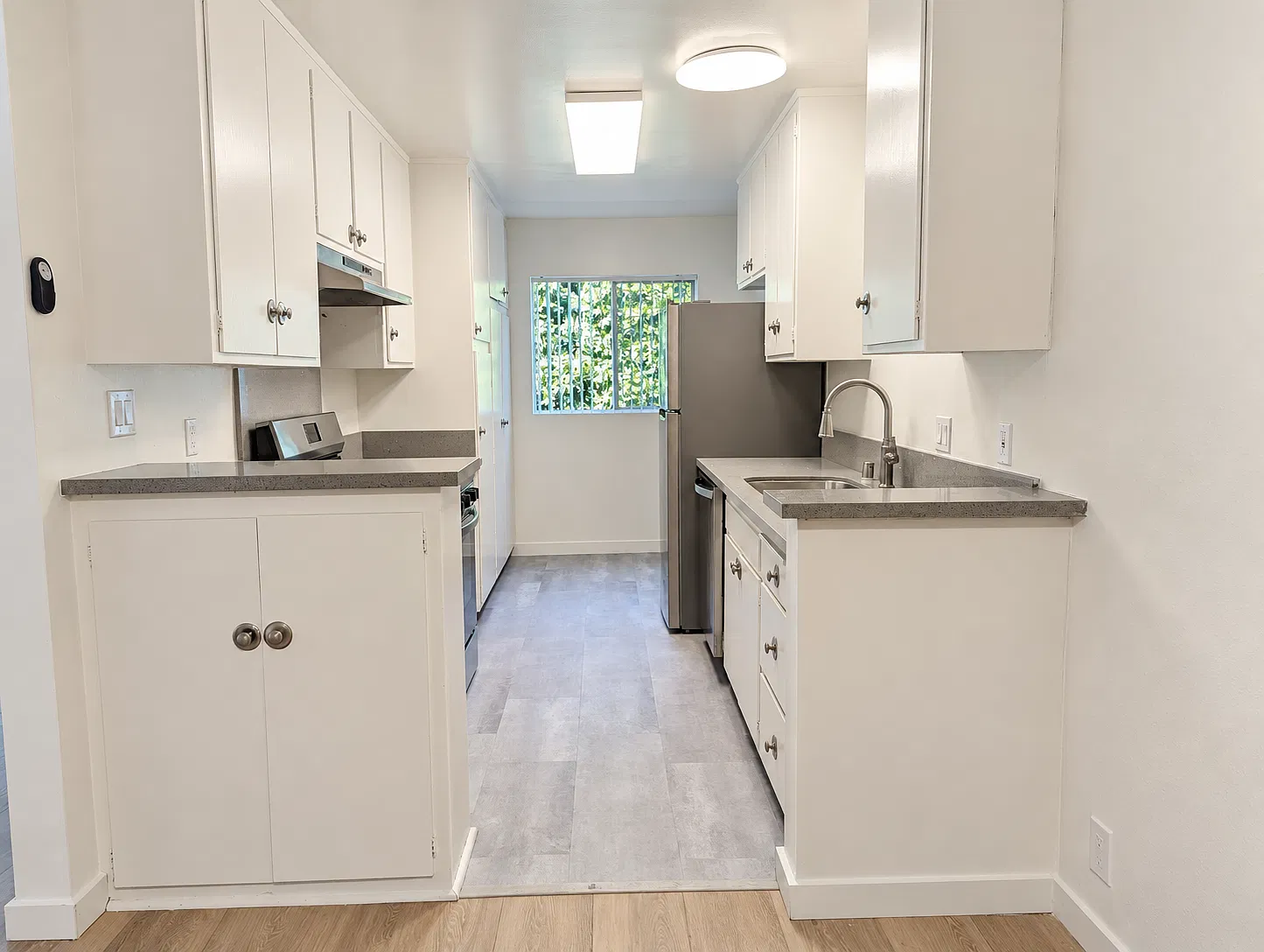 135 N Hayworth Ave — Photo 3