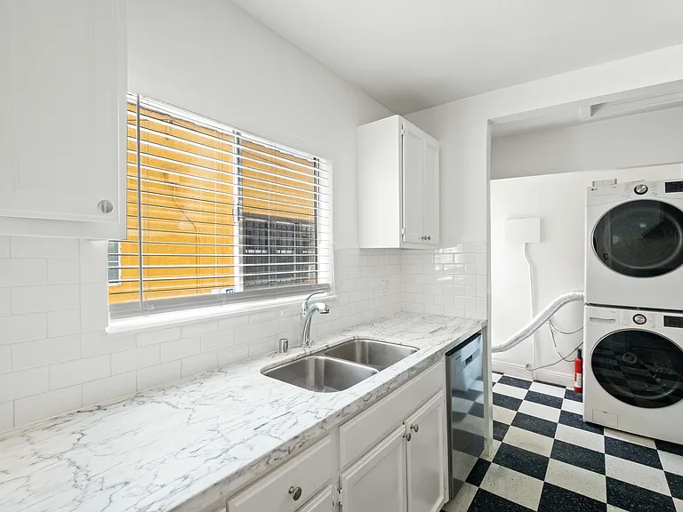 1381 S Orange Dr — Photo 16