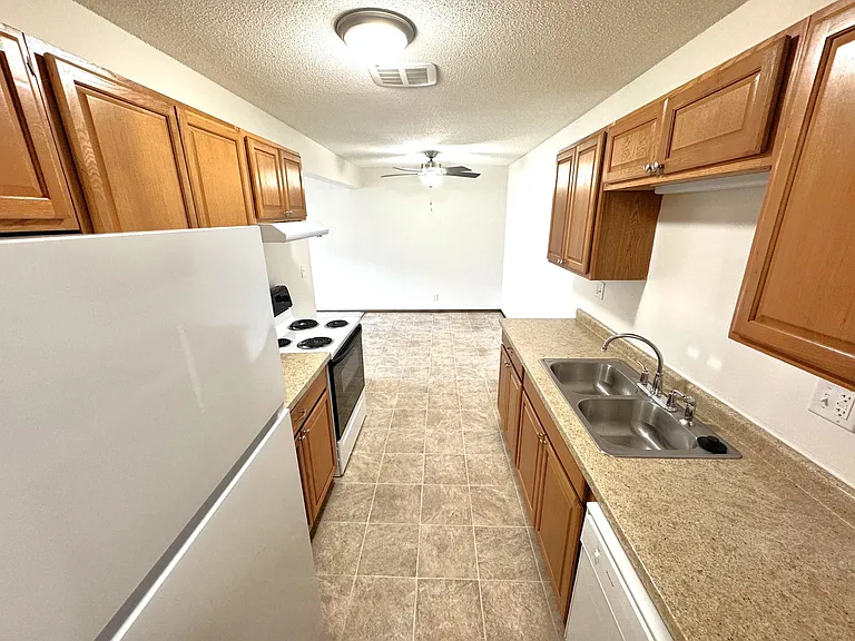 Fairway Woods Apartments — Photo 16
