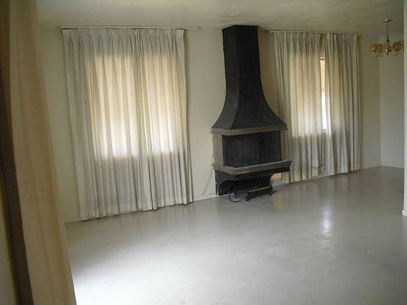 Livingroom w/ fireplace
