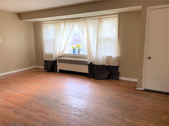 4th image of 165 Dahlia Dr