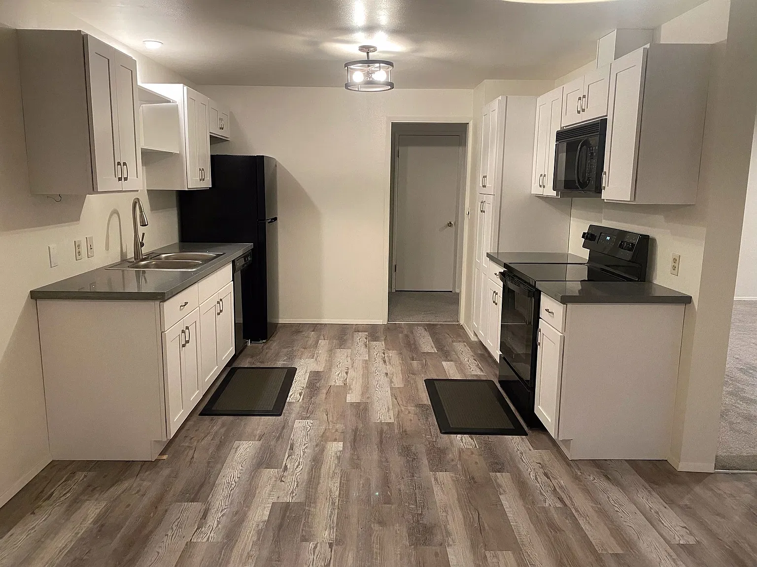 2 bed, 1300 sqft, $2,399 — Photo 3