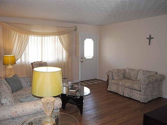 2nd image of 2742 Pinegrove Dr