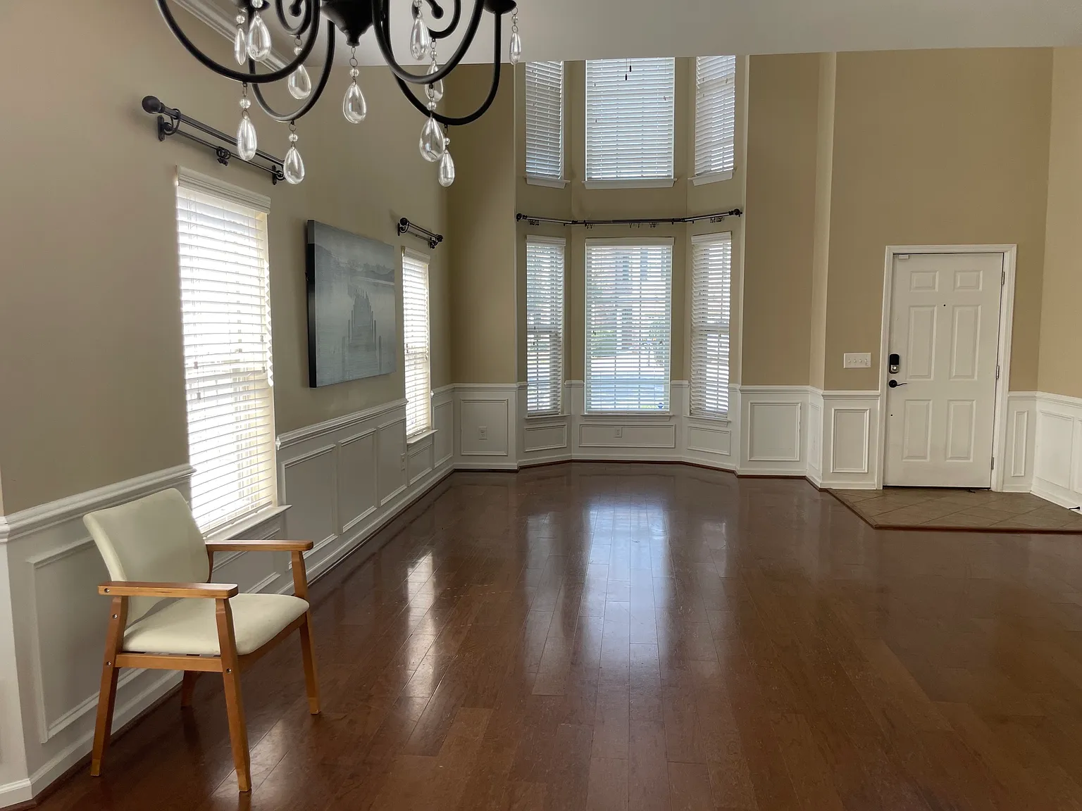 4 bed, 3.5 bath, 3189 sqft, $2,300 — Photo 3