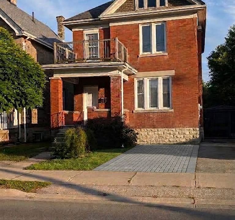 1st image of 867 Queens Ave