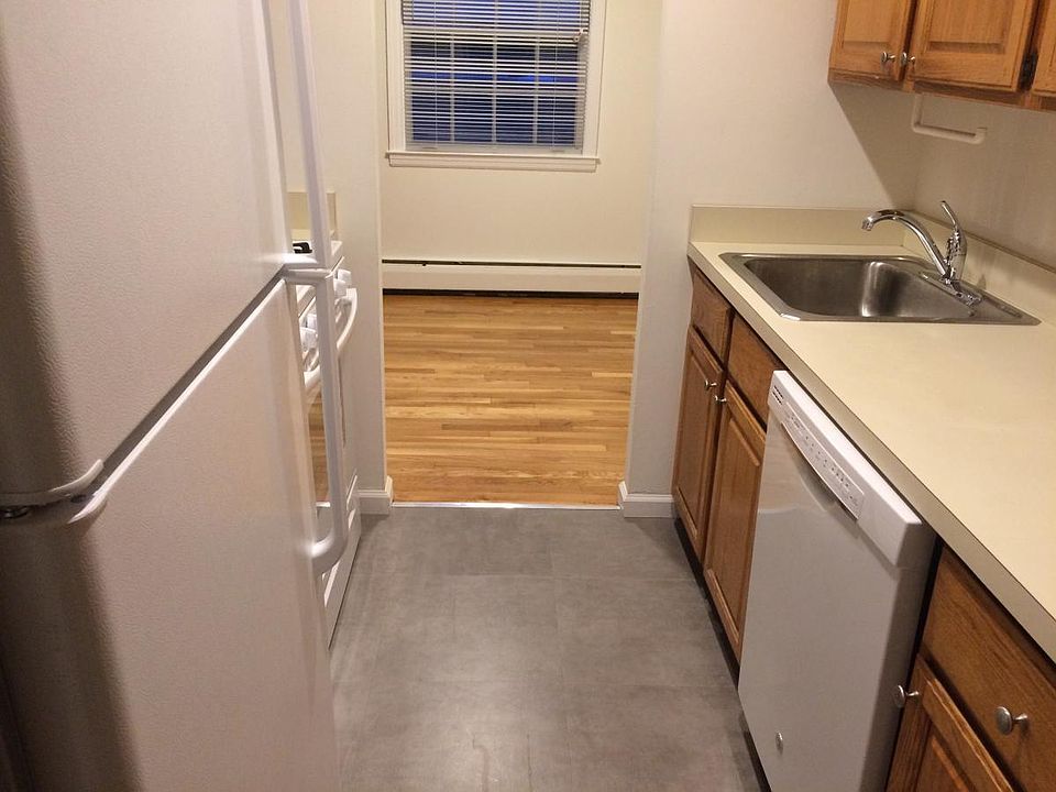 2nd image of 84 Shore Rd APT 2B