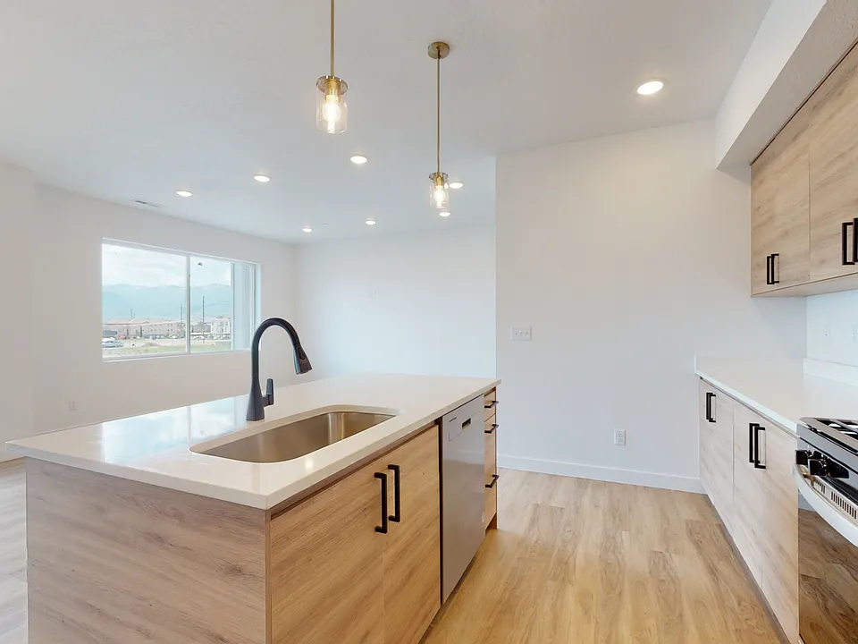 1322 S Sawmill Blvd #508